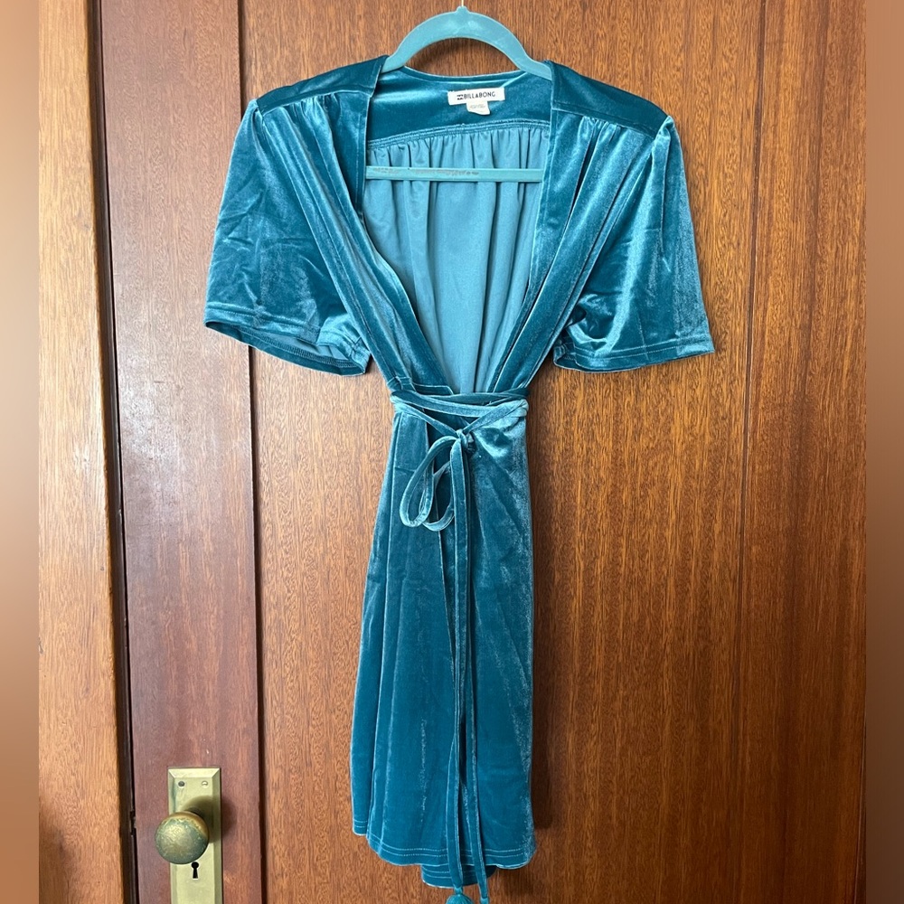 MOVING SALE! Amazing blue velvet Billabong wrap dress. Never worn! Size L - Picture 2 of 9